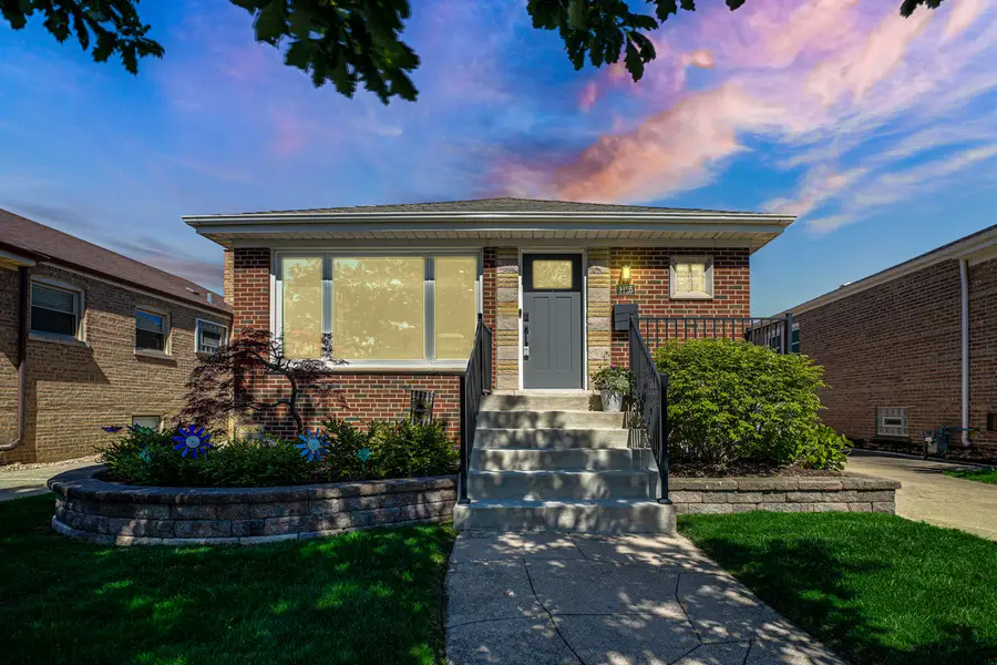 9125 S Hamlin Avenue, Evergreen Park, IL 60805 - #2