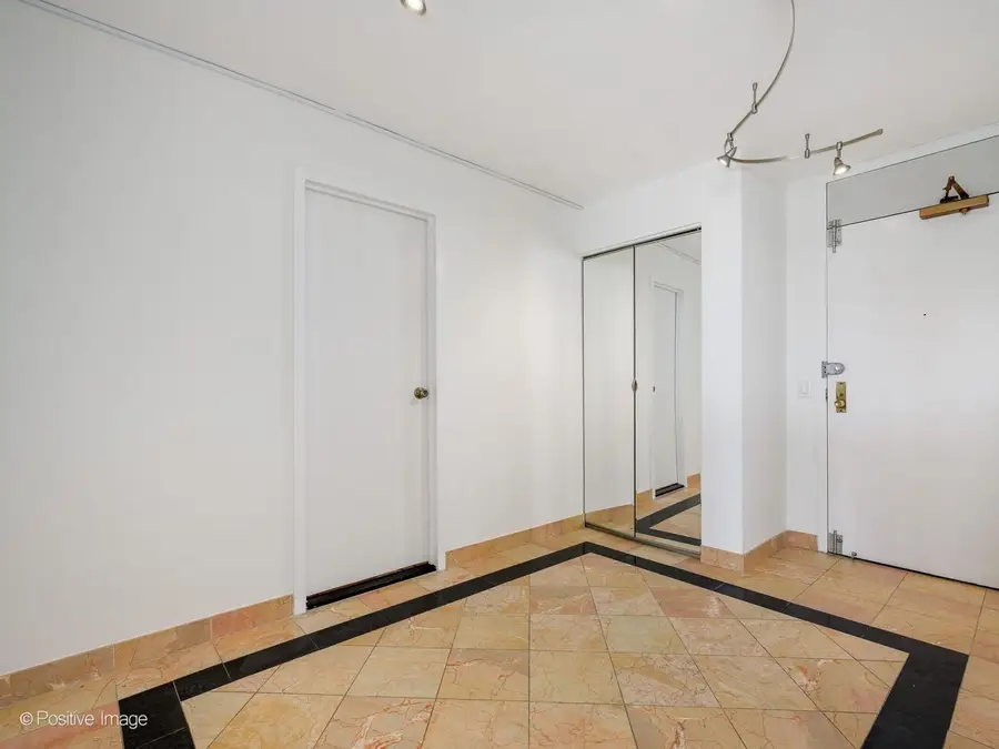 525 W Hawthorne Place #2207, Chicago, IL 60657 - #2
