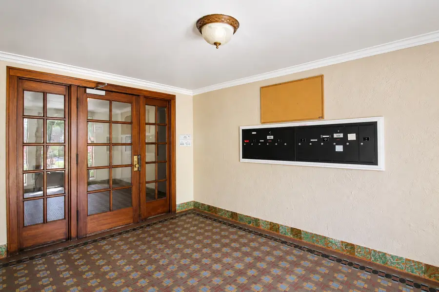 6201 N Oakley Avenue #2, Chicago, IL 60659 - #3
