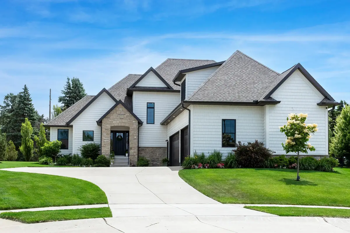 6925 Grover Station, Bettendorf, IA 52722 - #1