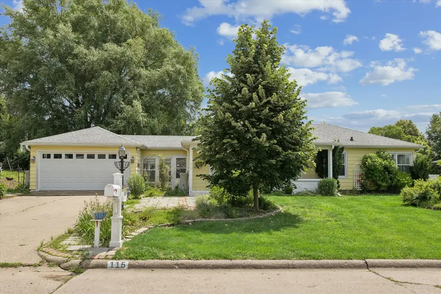115 Lawrence Street, Clinton, IA 52732 - #3
