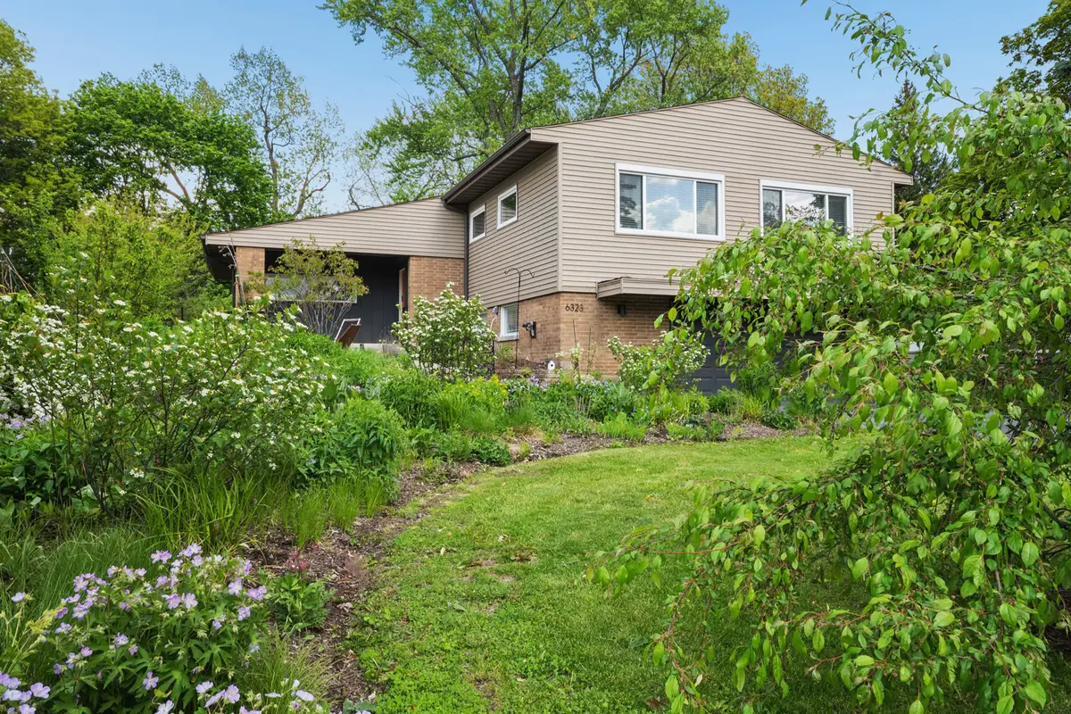 6323 N Kirkwood Avenue, Chicago, IL 60646 - #1
