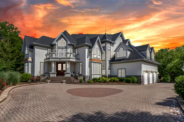 Address Withheld By Seller, Burr Ridge, IL 60527