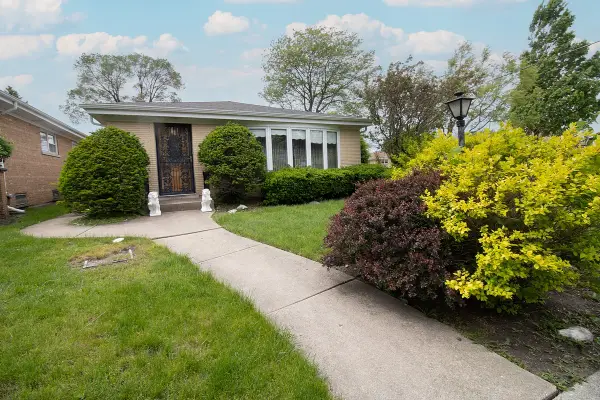 8662 N Merrill Street, Niles, IL 60714