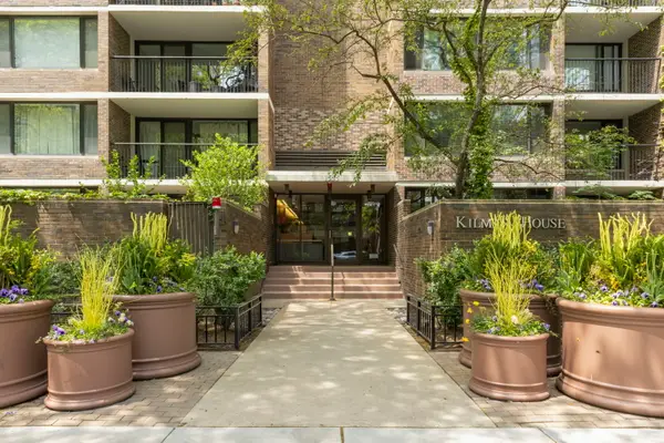 1555 N Sandburg Terrace #305K, Chicago, IL 60610