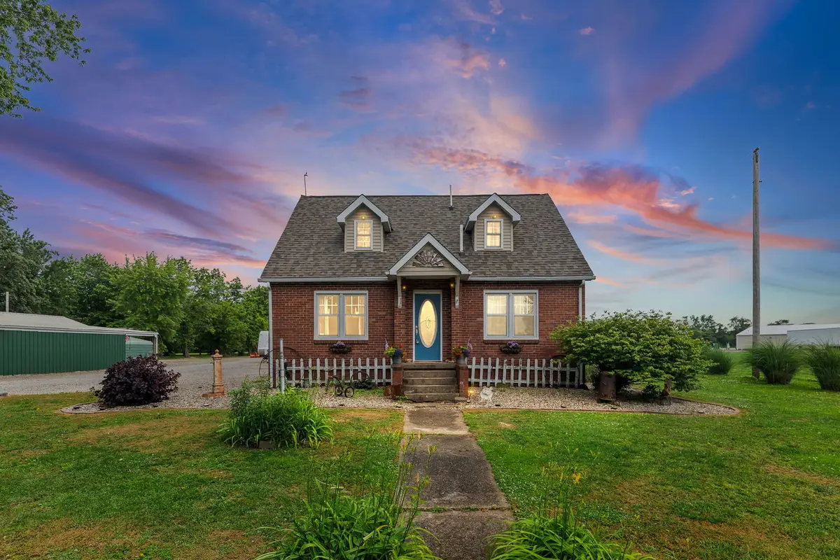 1095 W Robinson Street, Wayne City, IL 62895 - #1
