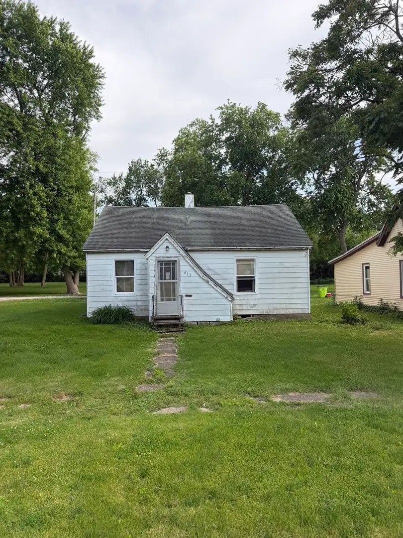 613 E Locust Street, Fairbury, IL 61739 - #1