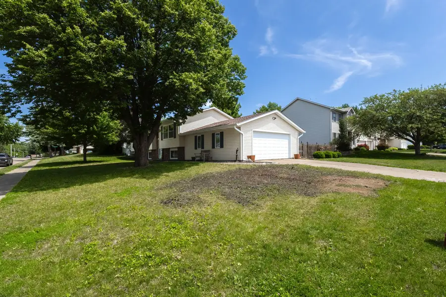 305 S 8th Street, Eldridge, IA 52748 - #2