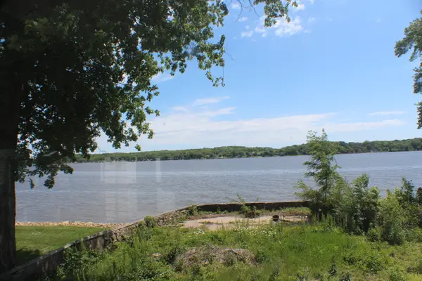 22757 Great River Road, Le Claire, IA 52753