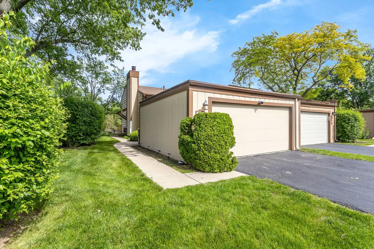 563 N Woodfield Trail, Roselle, IL 60172 - #1