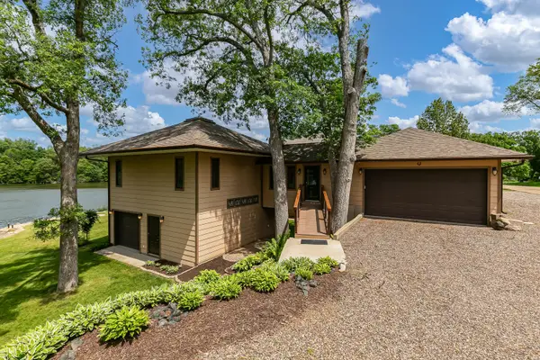2642 250th Street, Dewitt, IA 52472
