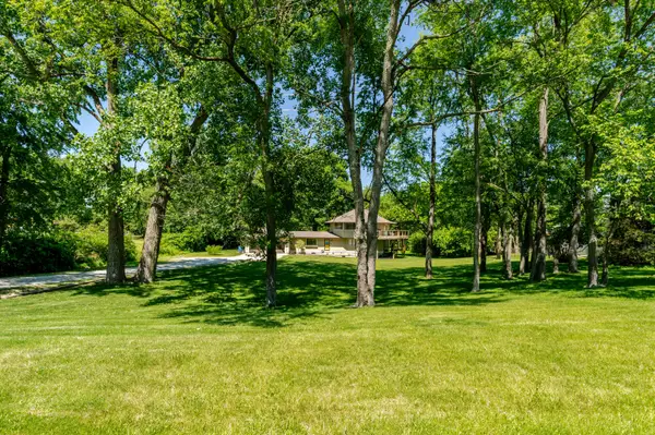 19866 Lakewood Drive, Bloomington, IL 61705