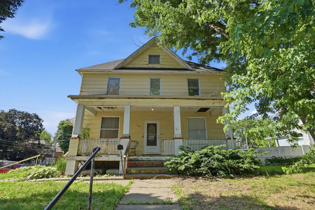 903 W 14th Street, Davenport, IA 52804 - #1