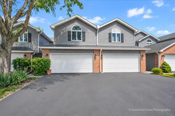 8304 Highpoint Circle #B, Darien, IL 60561