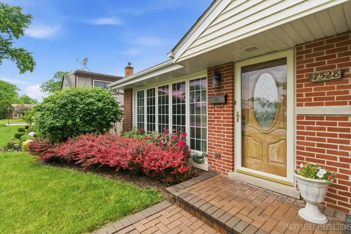 7528 Churchill Street, Morton Grove, IL 60053 - #1