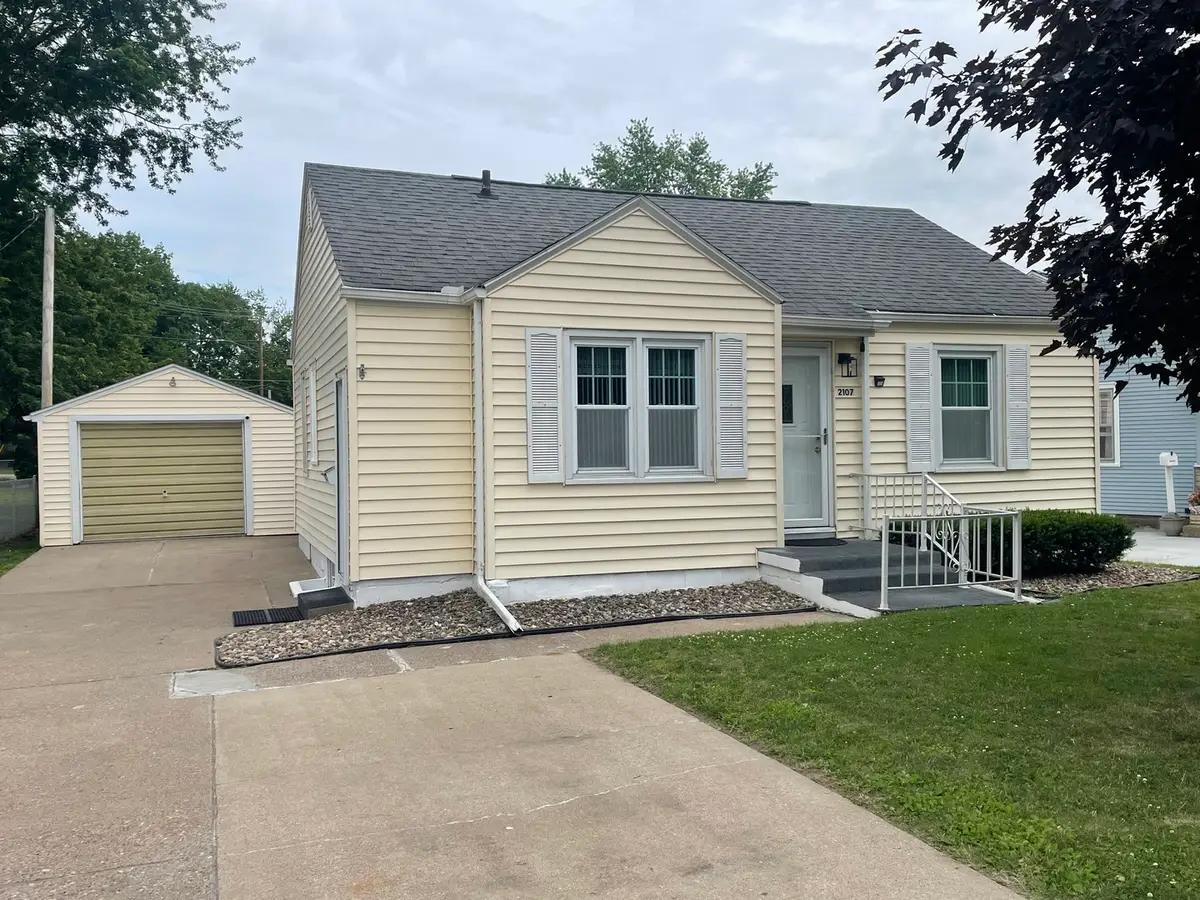 2107 Center Court, Clinton, IA 52732 - #1