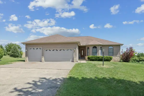 3067 Valley View Court, Clinton, IA 52732