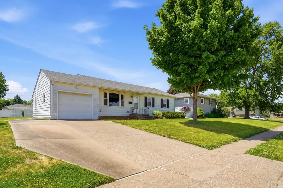 2132 N Elsie Avenue, Davenport, IA 52804 - #2
