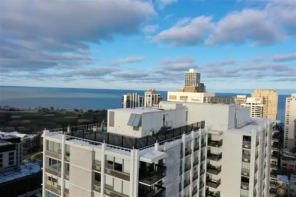 1460 N Sandburg Terrace #2106A, Chicago, IL 60610