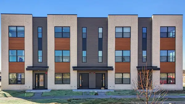1153 Lakepointe Drive, Schaumburg, IL 60173