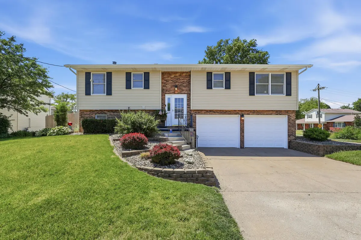 625 W Valley Drive, Eldridge, IA 52748 - #1