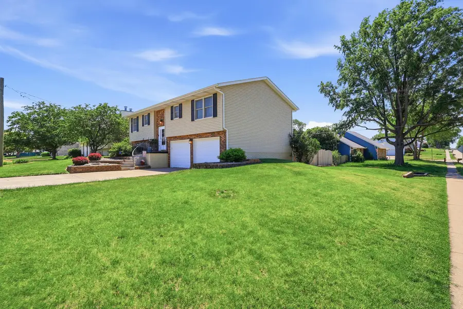 625 W Valley Drive, Eldridge, IA 52748 - #2