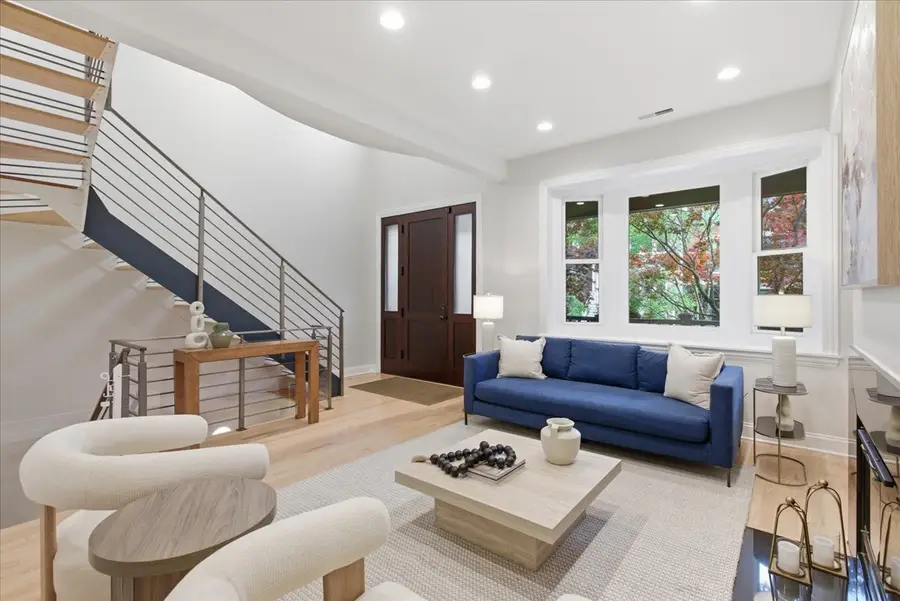 1327 W Barry Street, Chicago, IL 60657 - #2