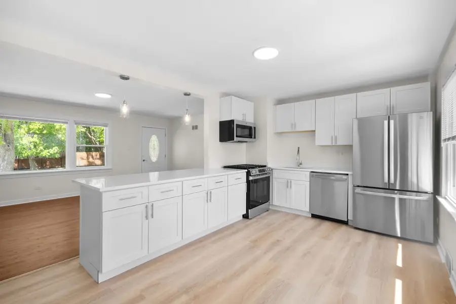6207 W Eastwood Avenue, Chicago, IL 60630 - #3