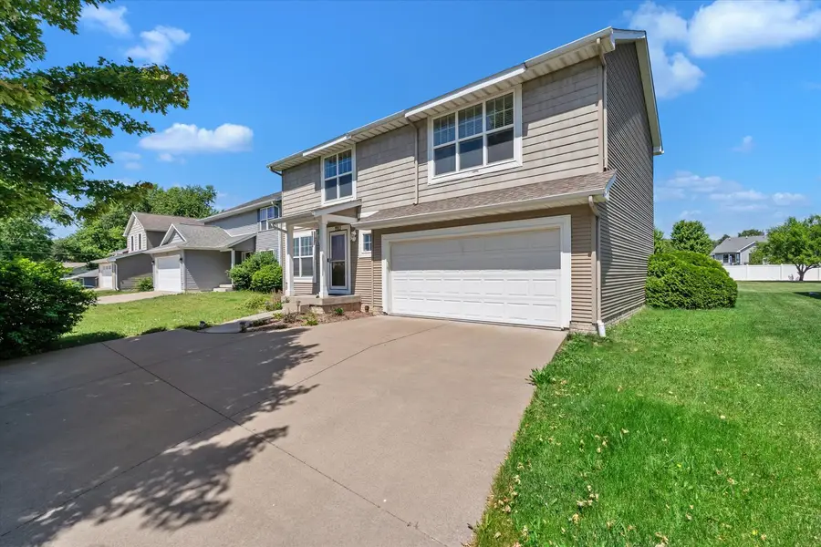 5922 Valley Drive, Bettendorf, IA 52722 - #3