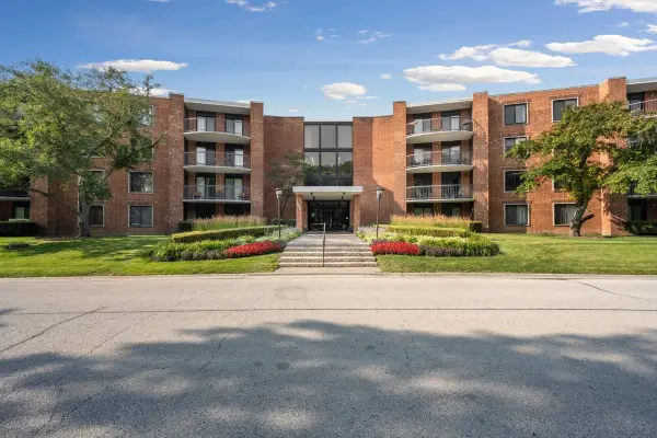 1605 E Central Road #106A, Arlington Heights, IL 60005