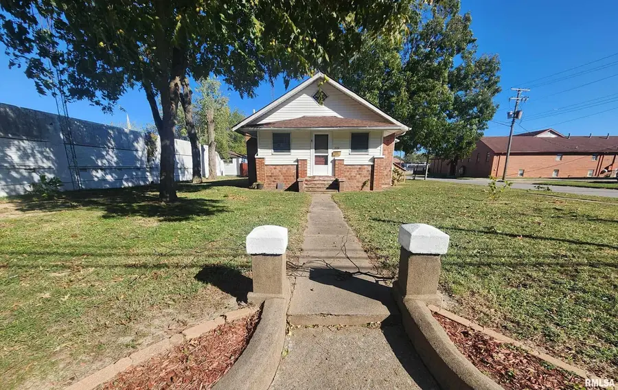 202 N Victor Street, Christopher, IL 62822 - #2