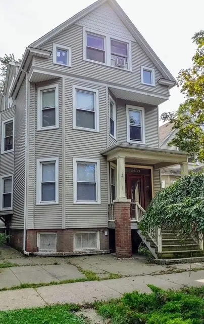 2433 W Berteau Avenue, Chicago, IL 60618