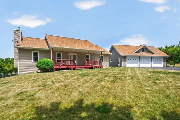 6880 E Cherry Hill Road, Ridott, IL 61067