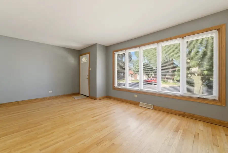 10817 S Avenue G, Chicago, IL 60617 - #3