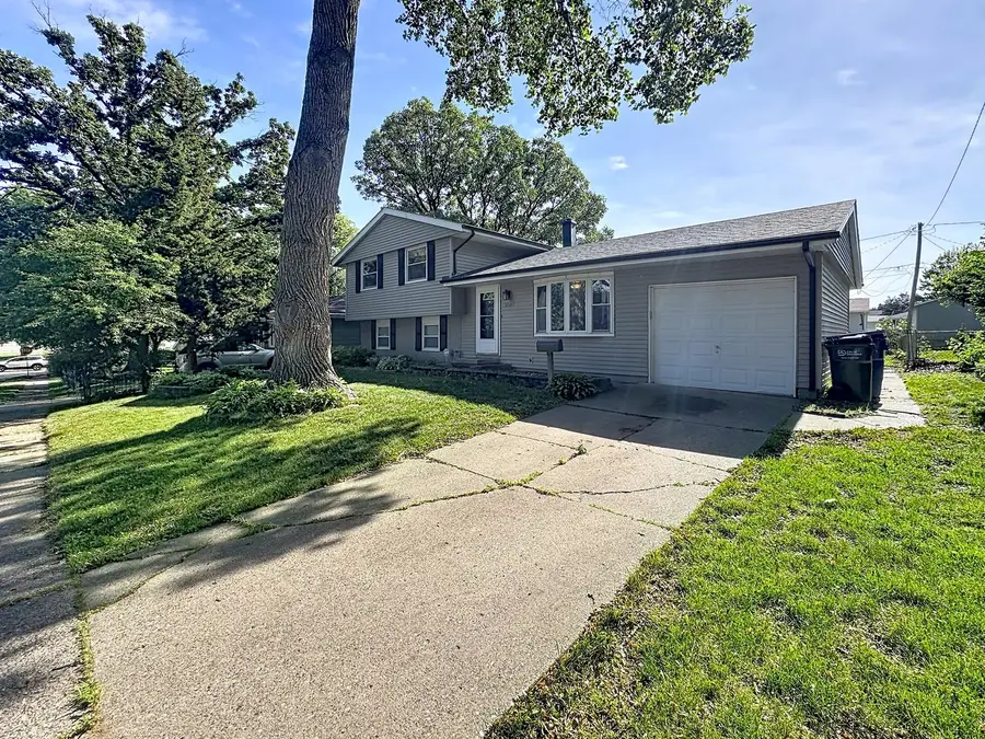 2507 N Hazelwood Avenue, Davenport, IA 52804 - #3