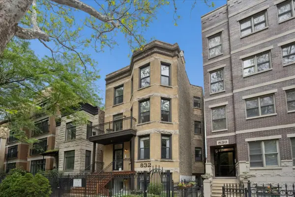 832 W Roscoe Street #2, Chicago, IL 60657