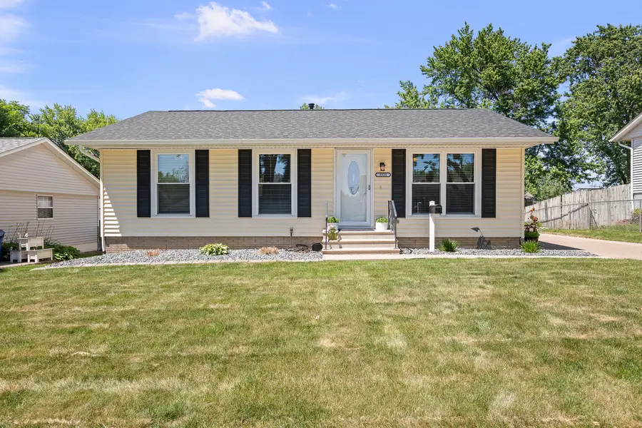3524 W Columbia Avenue, Davenport, IA 52804 - #2