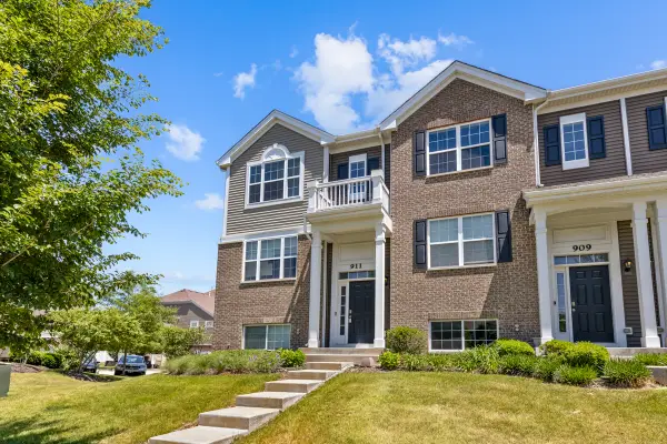 911 Charlton Lane, Naperville, IL 60563