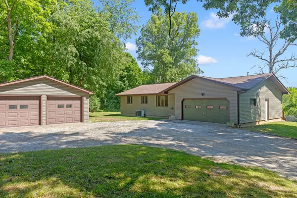 1122 Woodland Lane, Le Claire, IA 52753