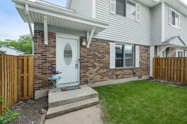 12 Scarlet Hawthorne Court #12, Woodridge, IL 60517
