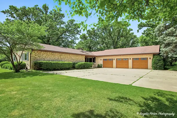 4121 Miller Oaks Drive, McHenry, IL 60051