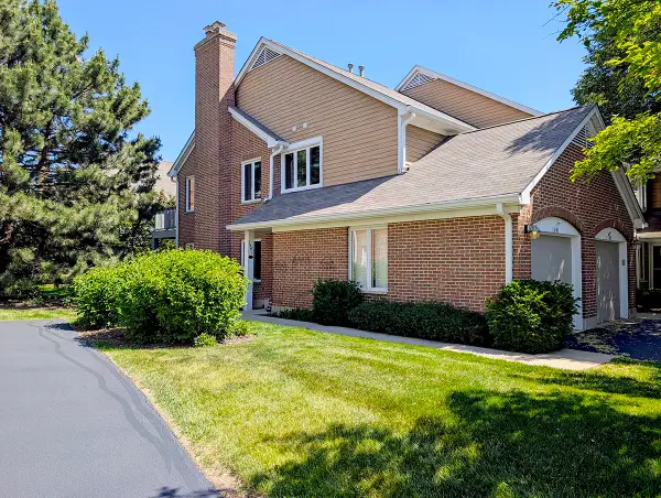 1541 N Kendal Court, Arlington Heights, IL 60004