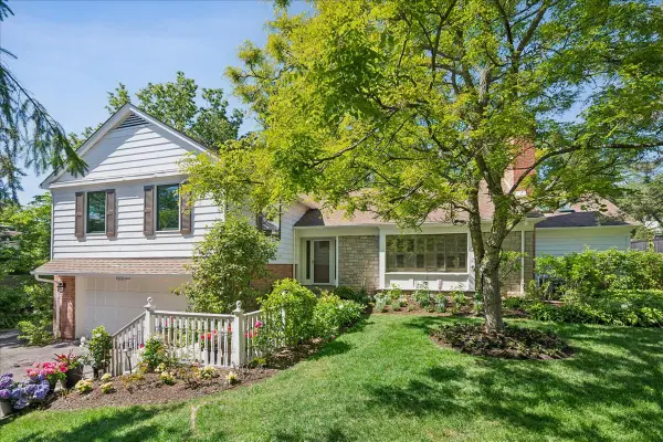 541 Dundee Road, Glencoe, IL 60022