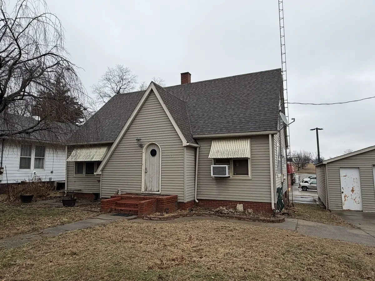 140 S 4th Street, Albion, IL 62806 - #1
