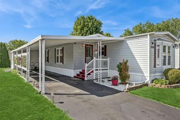 818 Oakbrook Drive, Crystal Lake, IL 60014