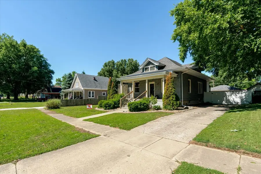 304 S Monroe Street, Mackinaw, IL 61755 - #2