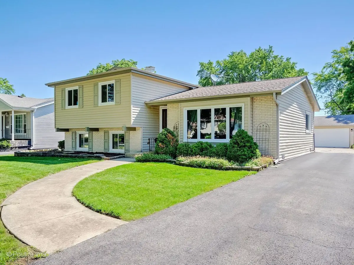 637 N Ellsworth Avenue, Addison, IL 60101 - #1
