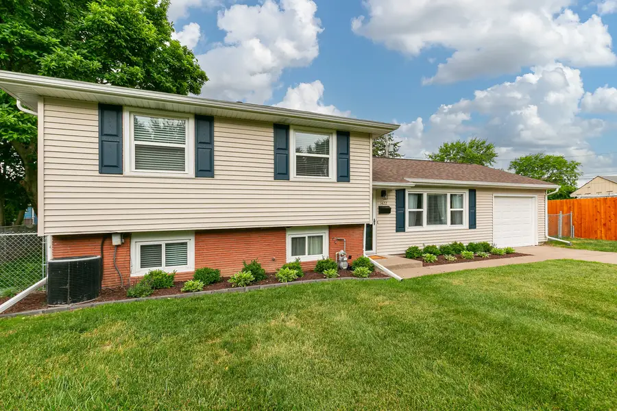 1422 Lakewood Drive, Bettendorf, IA 52722 - #2