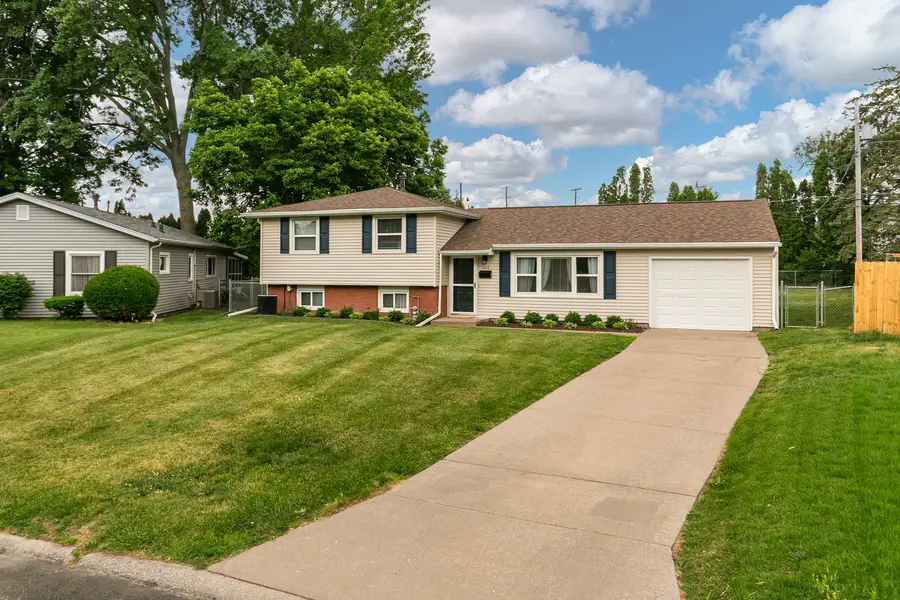 1422 Lakewood Drive, Bettendorf, IA 52722 - #3