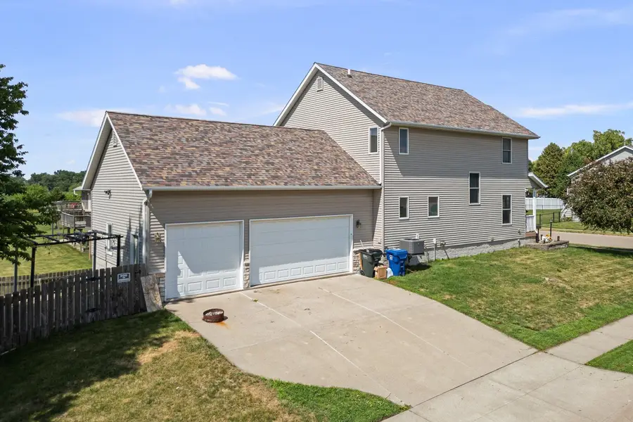 1302 Eagles Crest Drive, Davenport, IA 52804 - #2